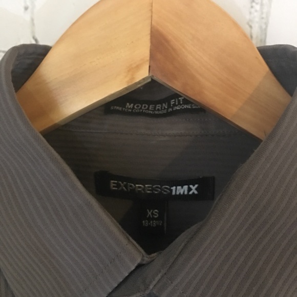 Express button down - Picture 3 of 3